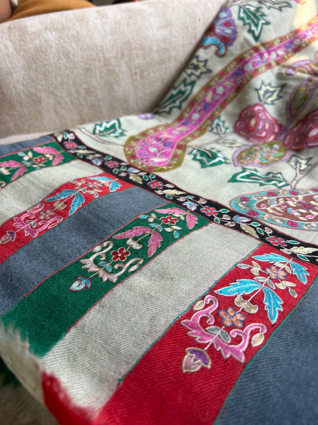 Off-white Pashmina Stole – Handcrafted Fine Kalamkari Artistry