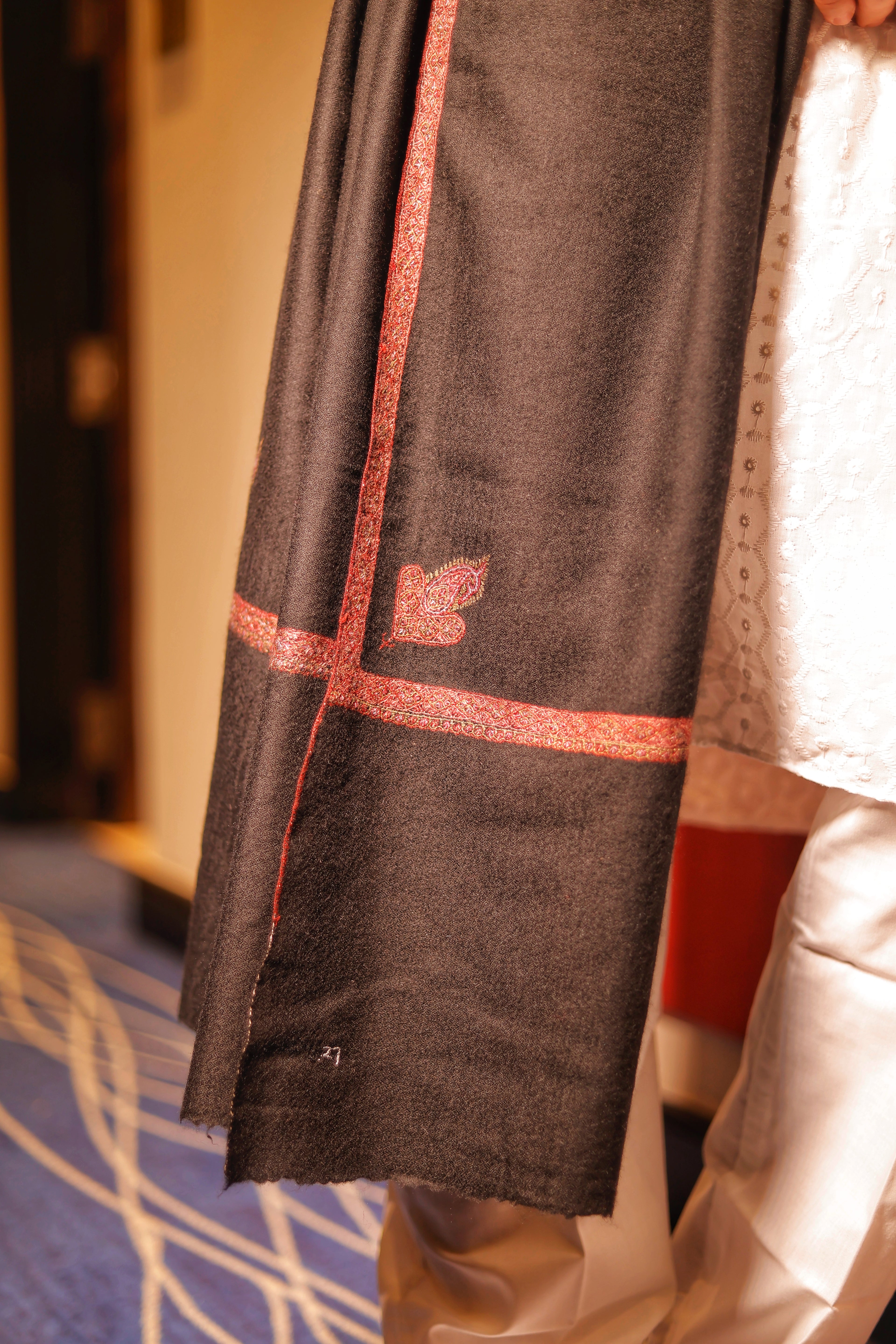 Exquisite Black Men’s Pure Pashmina Shawl – Masterful Sozni Craft